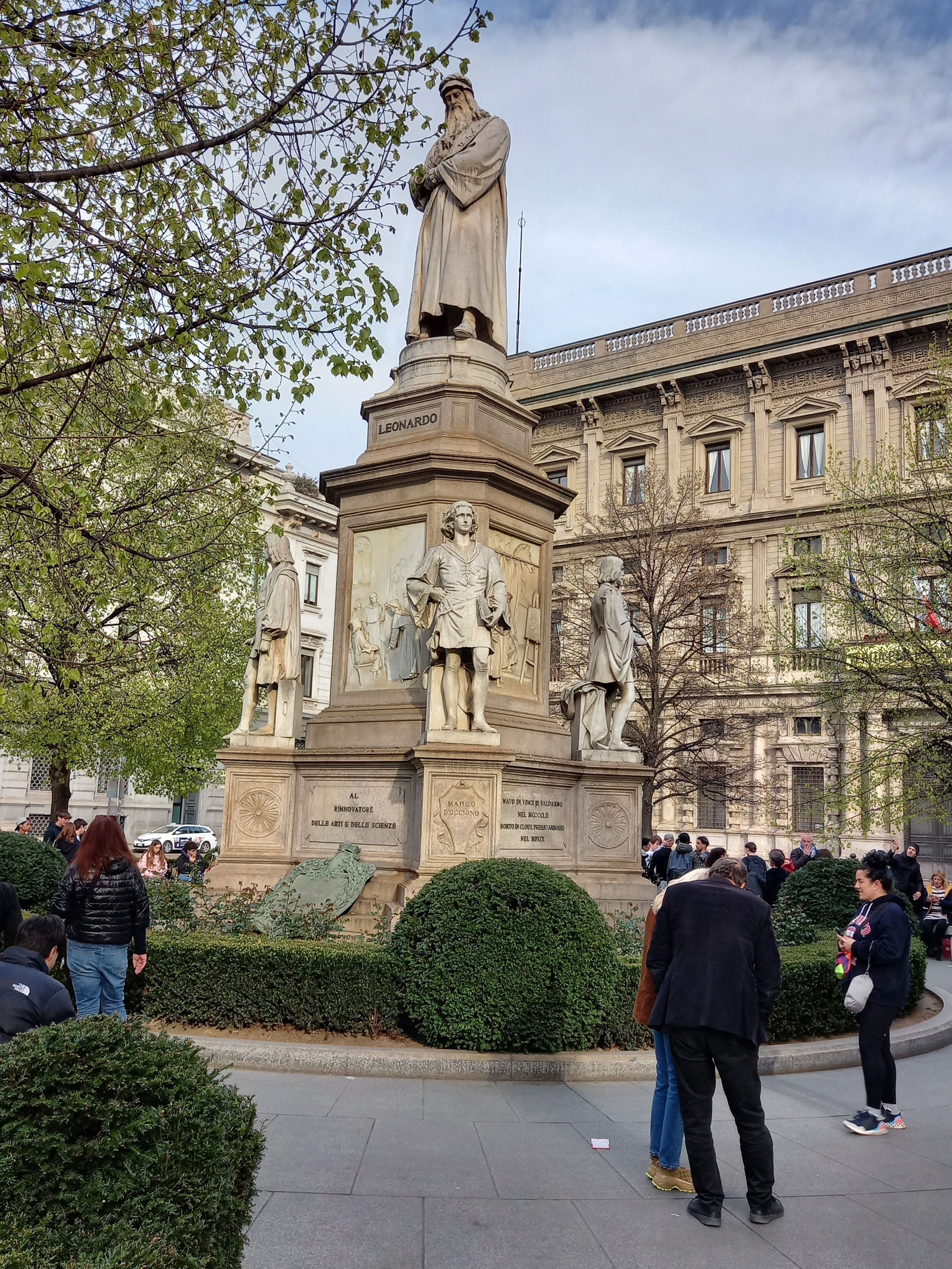 La statua di Leonardo da Vinci in piazza della Scala a Milano