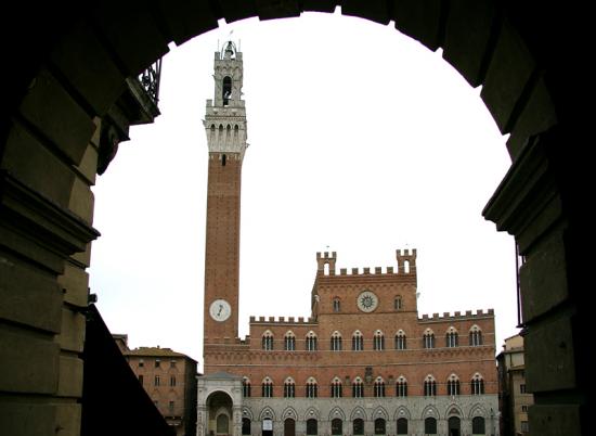 Il palazzo pubblico in piazza del Campo a Siena